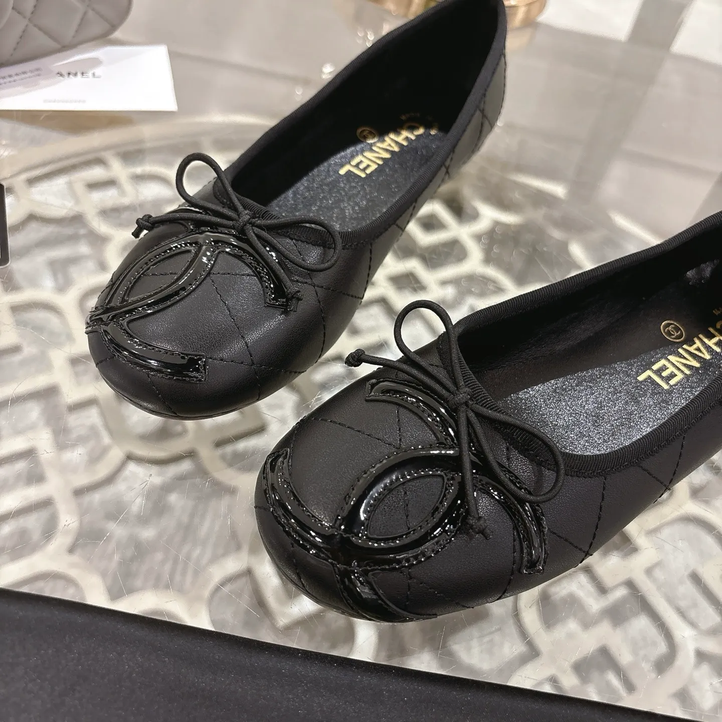 👟👟Ex-factory price 540👟👟 [Purchase-level quality] CHANEL Xiaoxiang 25/A new summer bow-tie shoes 💃 This pair of "dancing shoes" is really breathtakingly beautiful! Made of cowhide fabric + exquisite electric embroidery, every detail exudes a sense of high-end ~ classic bow design, Italian genuine leather sole, comfortable and elegant on the feet, a perfect must-have for fairies!  🌟 All counters are from the same source! All materials are customized according to the original 1:1, and are developed and patterned from genuine products. The quality is absolutely assured ~ a classic that must be bought every year, a versatile artifact that looks great whether paired with skirts or jeans!  💖 The perfect finishing touch for summer outfits, sisters, just do it! 👉 Fabric: Imported sheepskin Lining: Imported sheepskin Outsole: Private molded outsole Size: 35-40 Leather surface